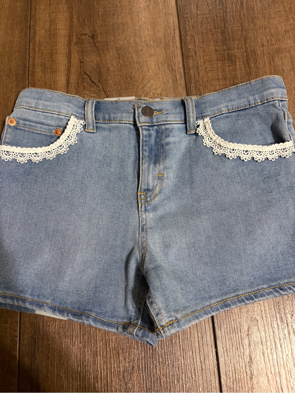 NWT Levi’s Girls Light Wash Girlfriend Shorts with Lace Trim - Size 14